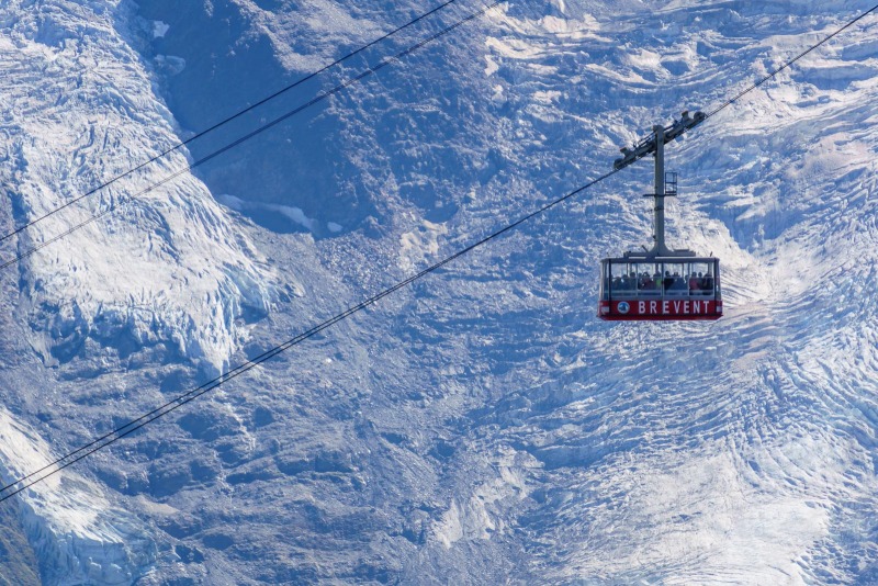 A packed cable car on the Brevent side.